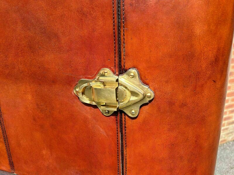 Superb quality hand crafted antique style leather campaign trunk huge drinks bar – A rare vintage treasure